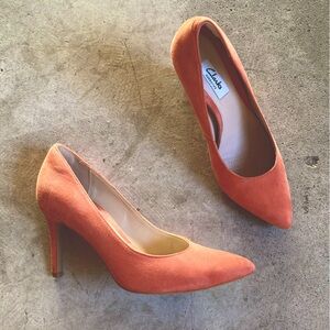 Clarks orange suede pumps